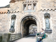 su_e_giu_per_il_castello2