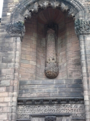 su_e_giu_per_il_castello40