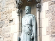 su_e_giu_per_il_castello5